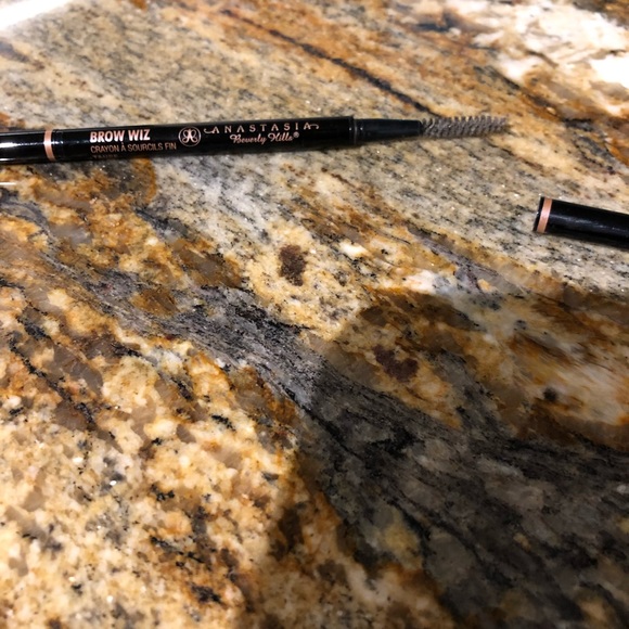 Anastasia Beverly Hills brow wiz - Picture 4 of 4